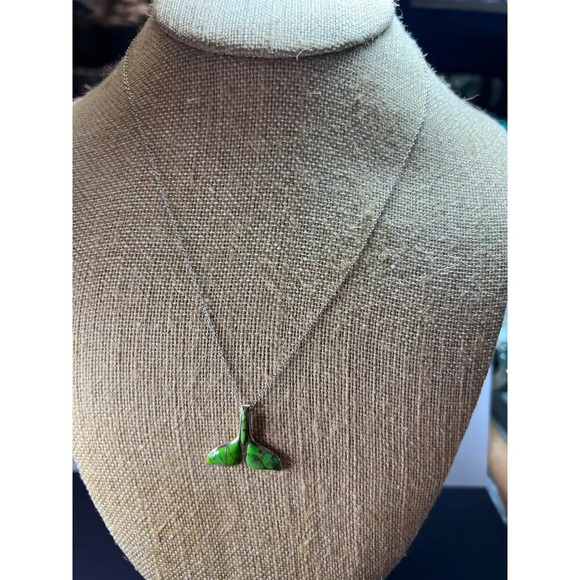 Green Mojave turquoise sterling silver whale tail pendant with chain - Picture 5 of 10
